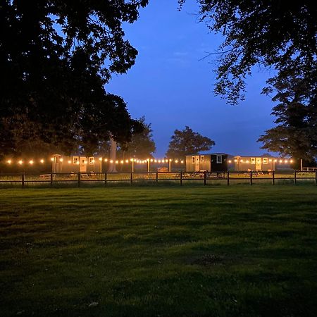 Ormesby Saint Michael The Shepherds Huts & The Well Lodge At Ormesby Manor מראה חיצוני תמונה