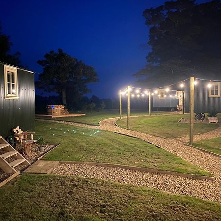 Ormesby Saint Michael The Shepherds Huts & The Well Lodge At Ormesby Manor מראה חיצוני תמונה