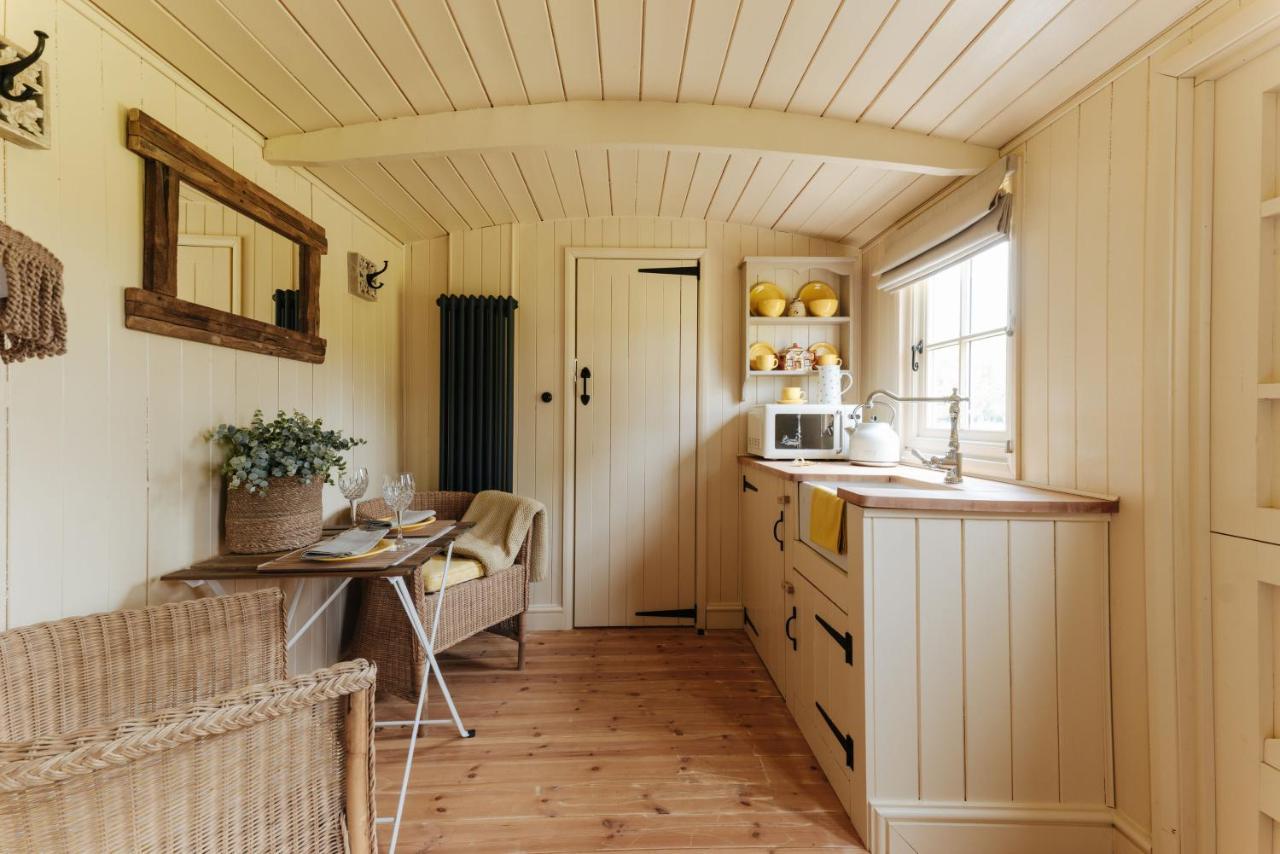 Ormesby Saint Michael The Shepherds Huts & The Well Lodge At Ormesby Manor מראה חיצוני תמונה