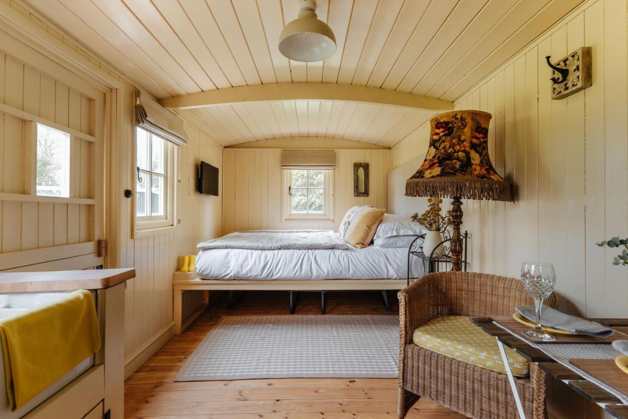 Ormesby Saint Michael The Shepherds Huts & The Well Lodge At Ormesby Manor מראה חיצוני תמונה