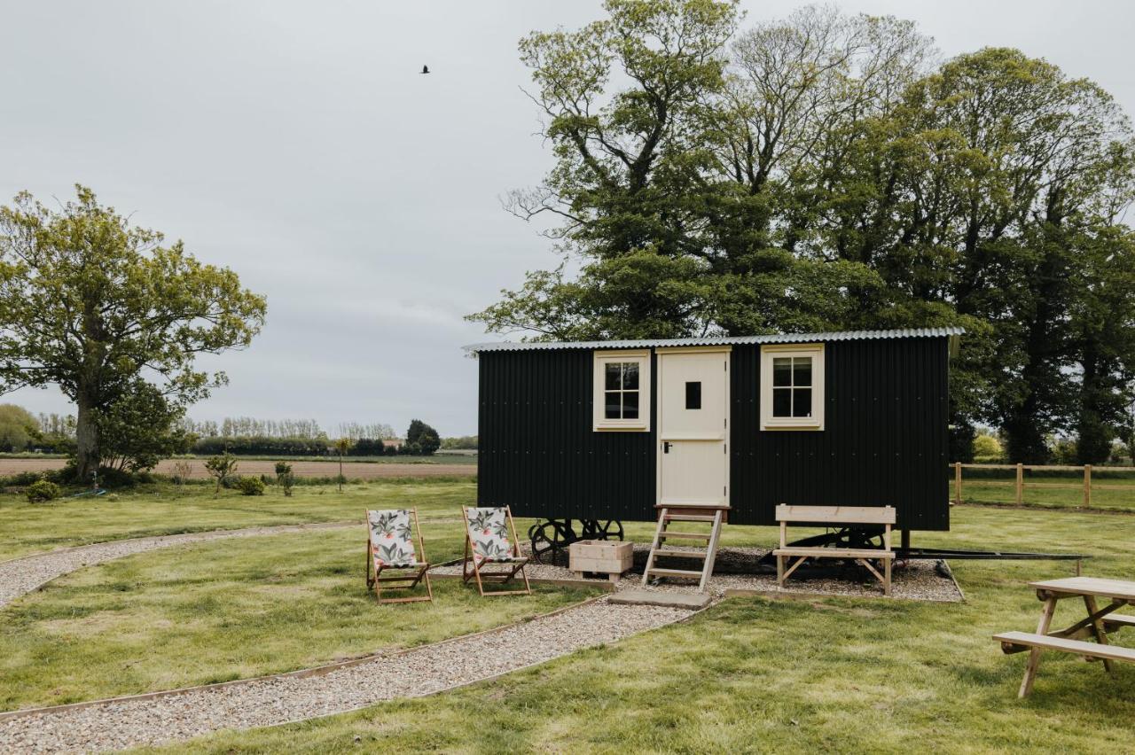 Ormesby Saint Michael The Shepherds Huts & The Well Lodge At Ormesby Manor מראה חיצוני תמונה