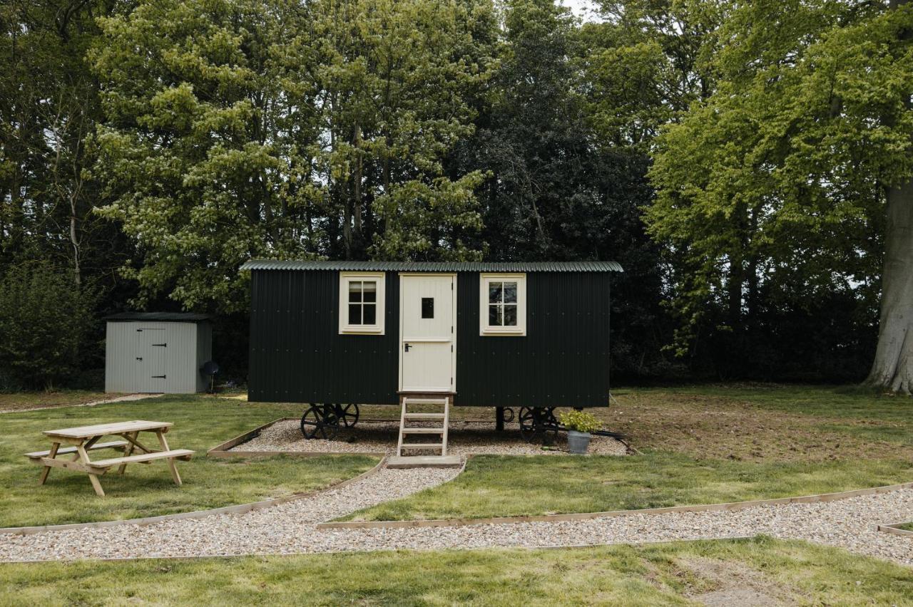 Ormesby Saint Michael The Shepherds Huts & The Well Lodge At Ormesby Manor מראה חיצוני תמונה