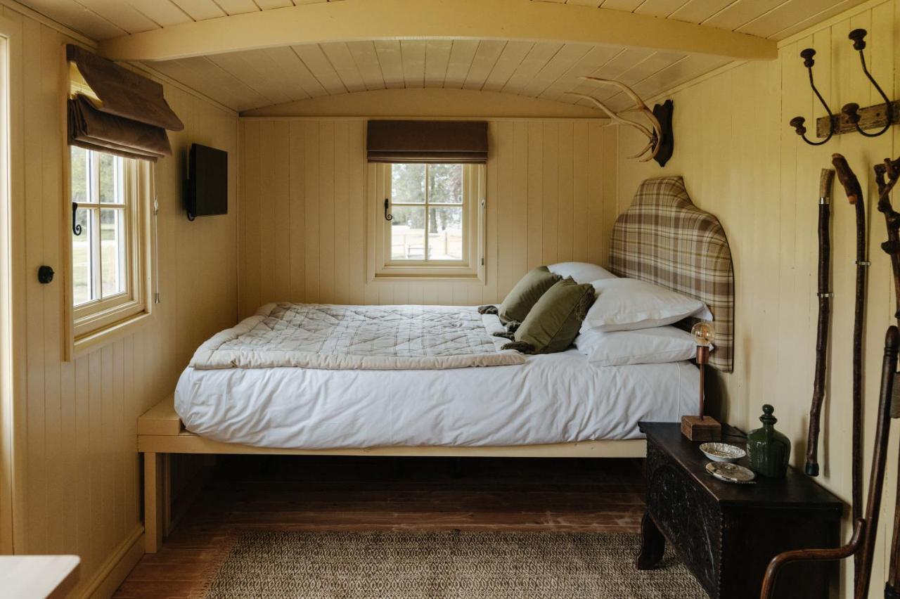 Ormesby Saint Michael The Shepherds Huts & The Well Lodge At Ormesby Manor מראה חיצוני תמונה