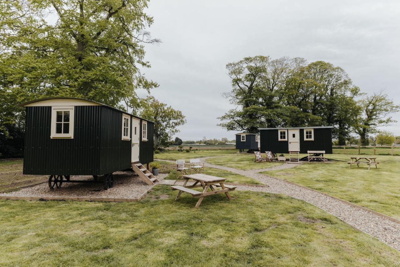 Ormesby Saint Michael The Shepherds Huts & The Well Lodge At Ormesby Manor מראה חיצוני תמונה