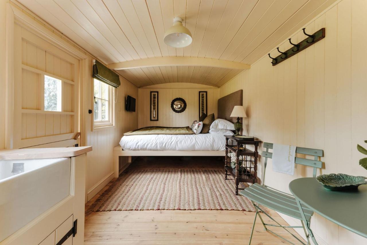 Ormesby Saint Michael The Shepherds Huts & The Well Lodge At Ormesby Manor מראה חיצוני תמונה