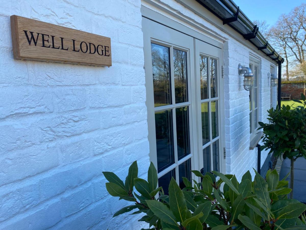 Ormesby Saint Michael The Shepherds Huts & The Well Lodge At Ormesby Manor מראה חיצוני תמונה