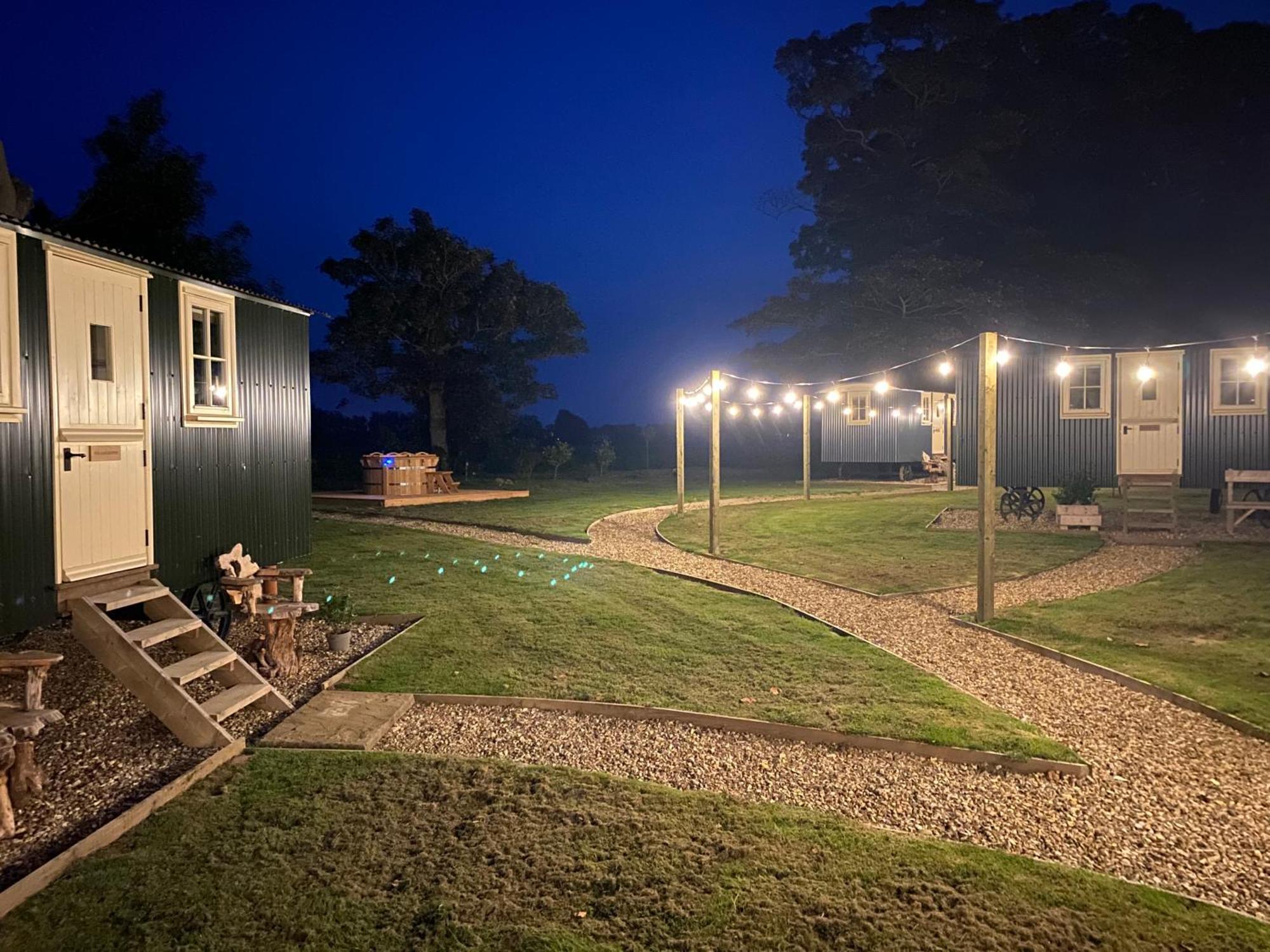 Ormesby Saint Michael The Shepherds Huts & The Well Lodge At Ormesby Manor מראה חיצוני תמונה